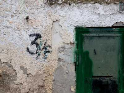 Ci addentriamo ora nella stradina predetta, l� dove i numeri civici delle case sono scritti con le bombolette spray